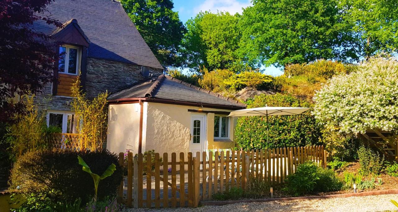 Le Vieux Moulin Gites - A Charming Stone Cottage With Garden View And Seasonal Pool Guégon 外观 照片